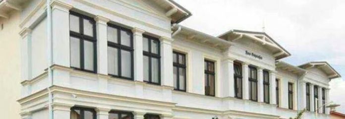 Teraslı küçük sahil köşesi.