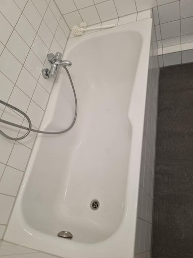 Helle 2- Zimmer Wohnung zur Miete – Duschwanne