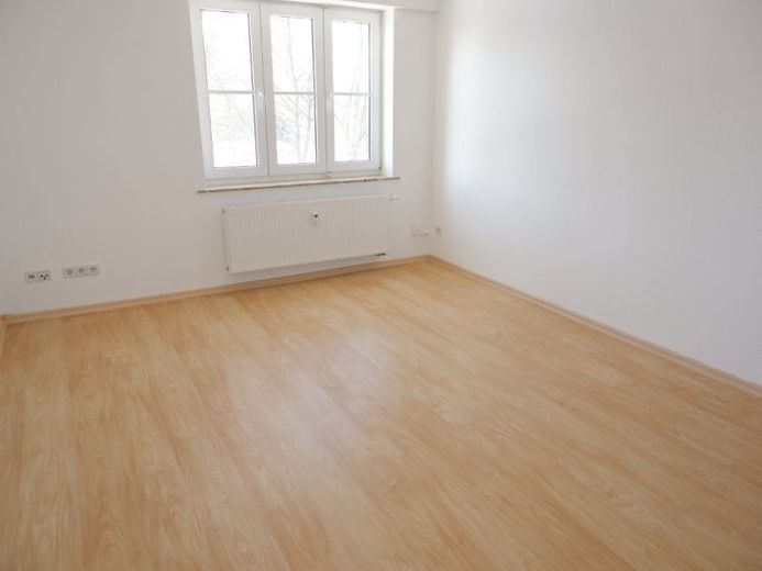 Frei ab 1.11.26 - 2. OG - Bad mit Fenster - modernes Laminat - Balkon an Küche – Foto 1