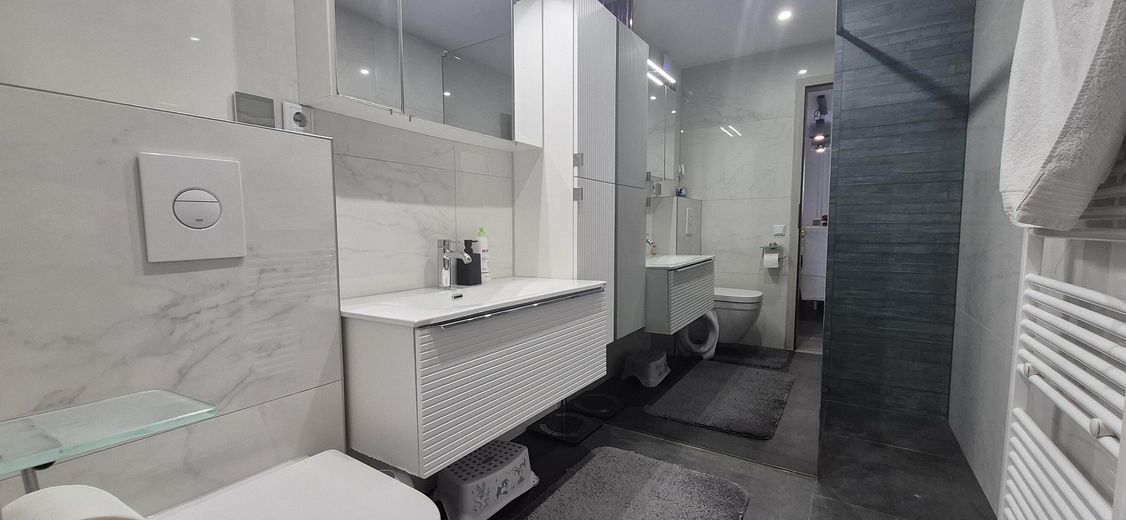 Appartement moderne de 4,5 pièces, 105 m², de plain-pied avec 2 balcons dans un cadre calme en lisière de forêt à Mühlacker – Badezimmer