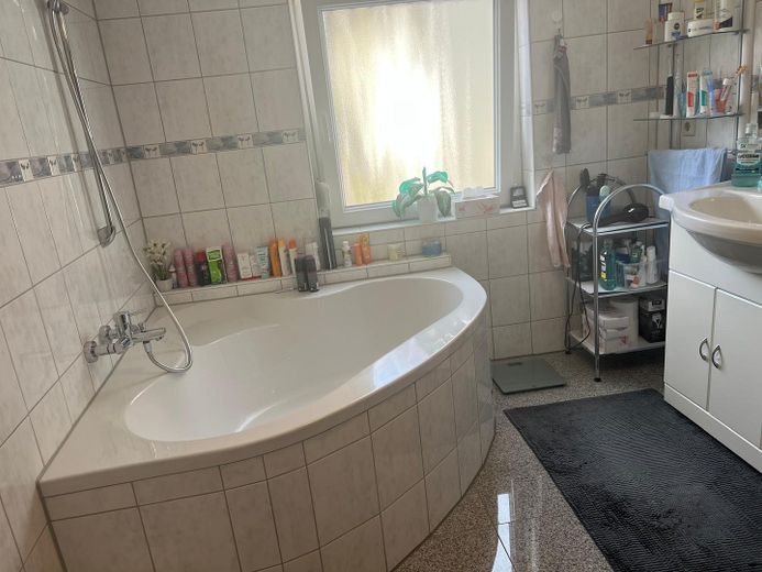 Großzügige teilmöblierte 4-Zimmerwohnung mit Balkon & EBK – Badezimmer 1 und WC