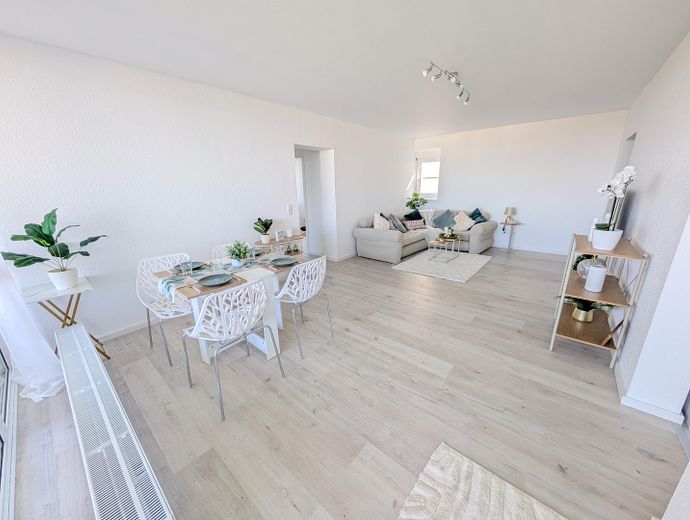 NO COMMISSION | Move in immediately | PANORAMIC VIEW | First occupancy after complete renovation | barrier-free – Wohn- und Essbereich