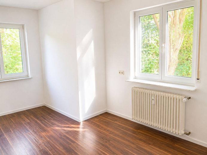 Renovierte 3,5-Zimmer Maisonette-Wohnung mit eigenem Garten! – Wohnzimmer 