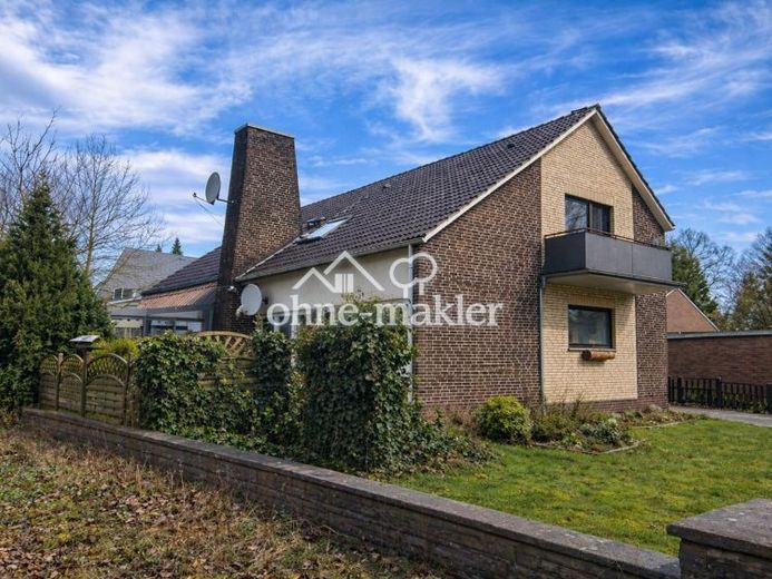 Solide Kapitalanlage - Vermietetes Zweifamilienhaus mit Garagen und Stellplätzen – Foto 1