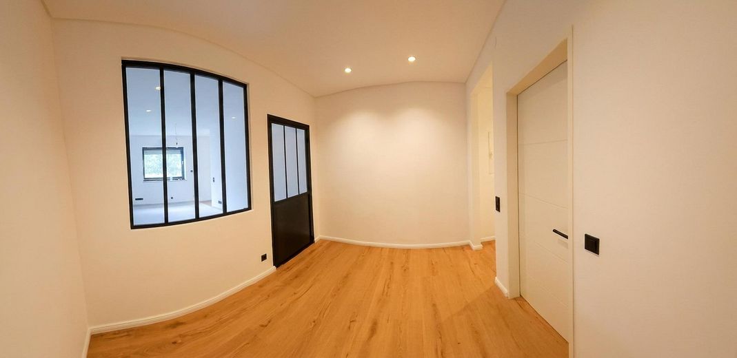 Erstbezug nach Sanierung: Barrierearme 2-Zimmer-Wohnung, Balkon & Tiefgarage in Bestlage Iserlohns – Eingangsbereich unmöbliert