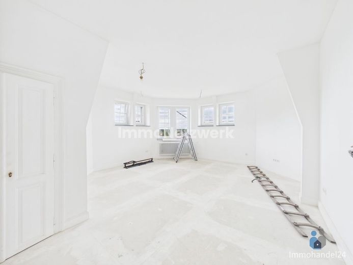 **außergewöhnliche, sanierte Jugendstilwohnung mit Aufzug &amp; Stellplatz in historischer Villa** – Wohnzimmer