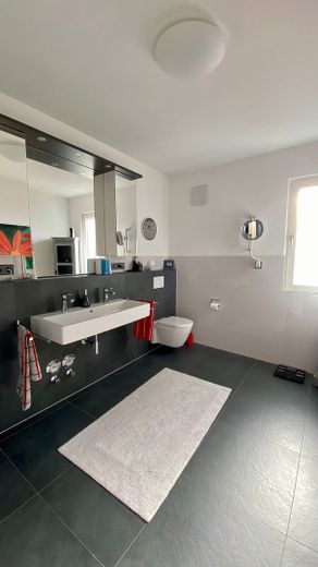 Bestens ausgestattete Maisonette-Wohnung (ca. 185 m², mit Einbauküche) in ruhiger Citylage von Bühl! – Duschbad / 1. OG