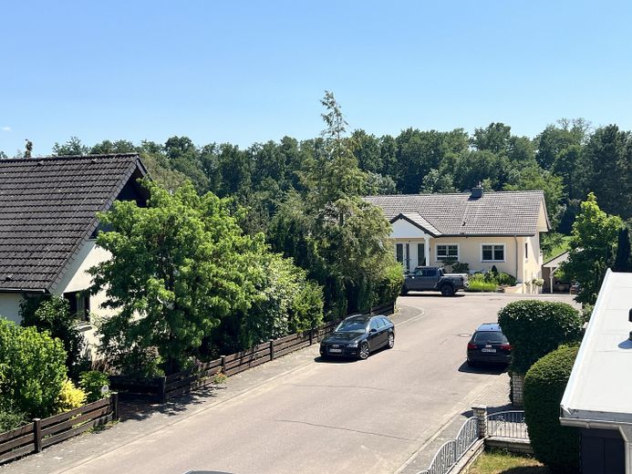 Moderne 4 Zimmer DG Wohnung mit Garten in ruhigem gehobenen Wohngebiet – Aussicht aus Esszimmer