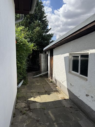 Wohnbaugrundstück mit kleinem Einfamilienhaus und Neubauperspektive • provisions- und bauträgerfrei – Durchgang Wohnhaus und Garage