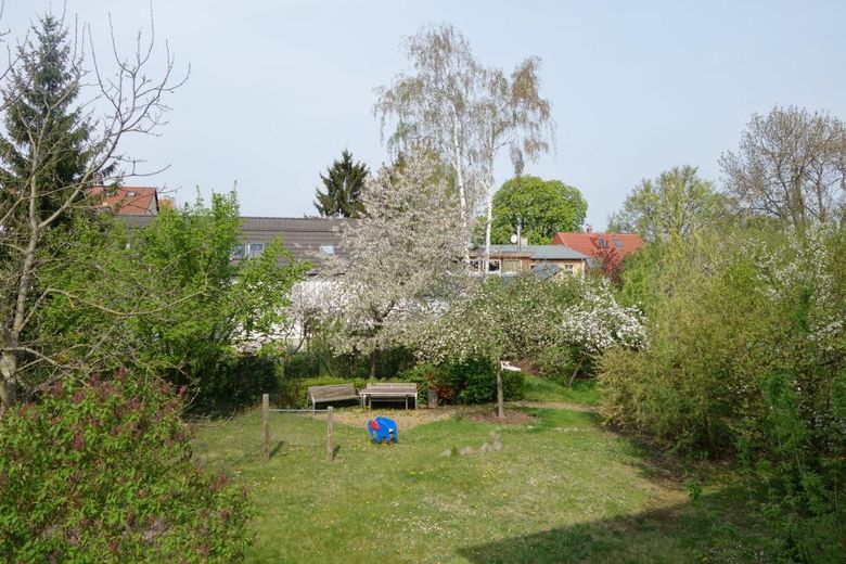2 odalı Pankow dairesi; balkon, bahçe, bisiklet bodrumu, bodrum deposu (yeraltı otoparkı) – Blick in den Garten
