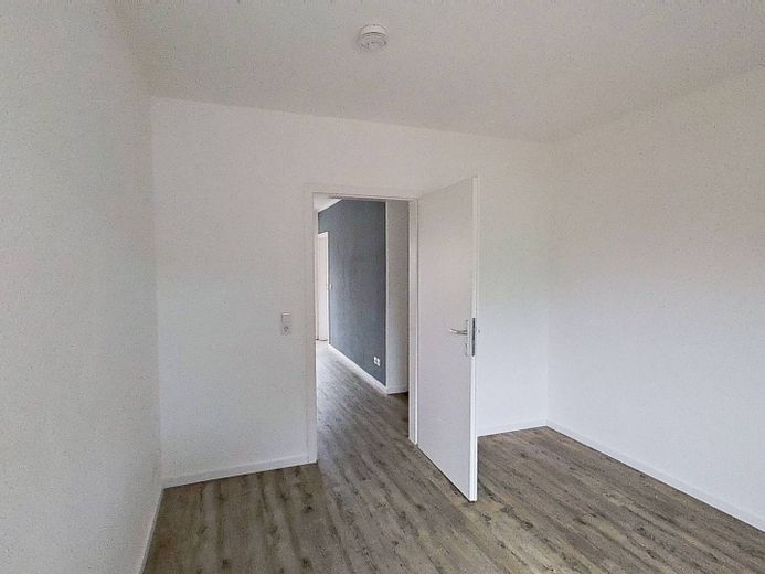 **Bis zu 3 NKM FREI** Charmante 3-Zimmer-Erdgeschosswohnung mit LOGGIA und EBK – Ansicht II: Schlafzimmer II