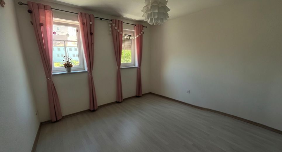 Zabytkowy budynek mieszkalno-usługowy położony dokładnie naprzeciwko zamku Klippenstein – NB. 1. OG Schlafzimmer