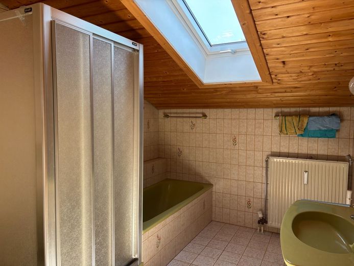 Dachgeschosswohnung in Unterwössen mit traumhaftem Blick in die Berge – Badezimmer