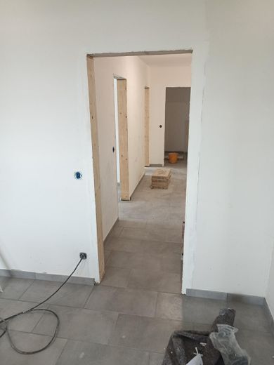 Toller Balkonblick über den Main und Frankfurt  Komplettsanierung – Blick WZ in den Flur