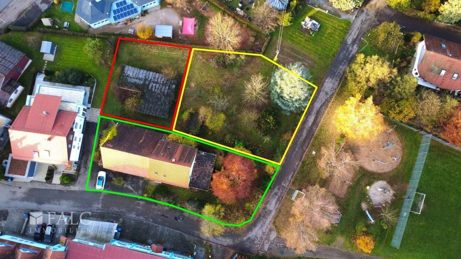 Landhaus mit viel Fläche, XXL-Scheune und 2 zusätzlichen Bauplätzen! - FALC Immobilien – Das könnte Ihres sein!