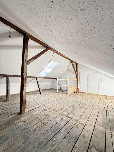 Zentrumnahes Dreifamilienhaus mit großem Garten und Hohentwielblick – alle Wohnungen bezugsfrei – Dachboden