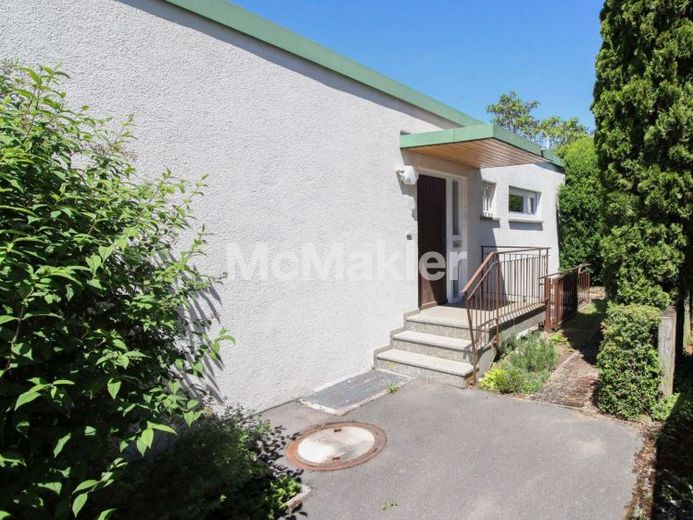 Wohnen auf einer Ebene: Bungalow mit Garten, Terrasse, Garagenstellplatz und Stellplatz davor – Foto 1