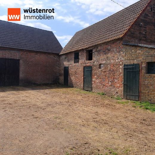 Einfamilienhaus in Rackith. Viel Platz für Familie, Garten, Tierhaltung &amp; individuelle Gestaltung – Zukünftige Hofansicht mit Blick auf die Scheune