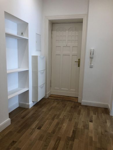 Stilvoll modernisierte Altbauwohnung mit Balkon im beliebten Florakiez – Eingang