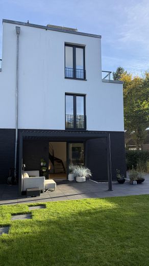 Modernes Endhaus am Brabandkanal mit großem Garten, Dachterrasse und Wellnessbereich – Terrasse mit Sitzbereich