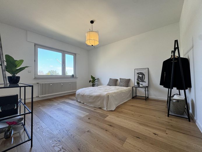 Ubicación perfecta, renovada con materiales de alta calidad: exclusivo apartamento de 3 habitaciones – Schlafzimmer