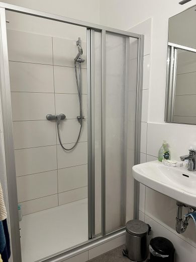 Loft ähnliche 5-Zi Wohnung perfekt für WG geeignet – Bad