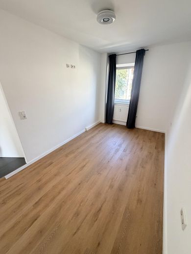 Erstbezug nach Sanierung: Helle 3-Zimmer-Wohnung mit Stellplatz& Keller – sofort bezugsfrei – Schlafzimmer.2