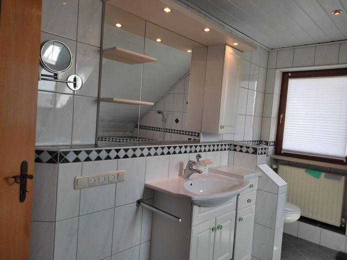 Ein schönes Zuhause in Südhanglage. – Hauptbad OG incl. Badmöbel