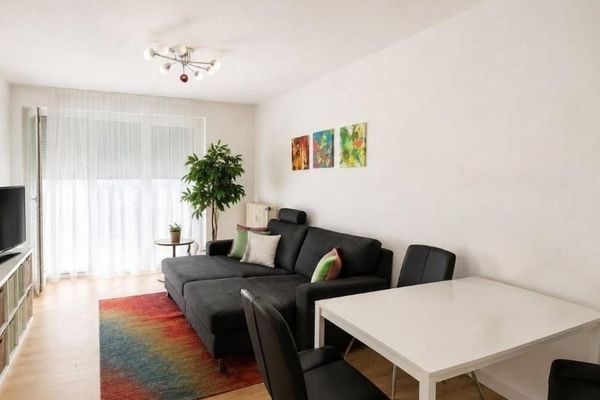 Gepflegte 2-Zimmer-Wohnung mit Südwest-Terrasse, separatem Aufgang und Tiefgaragenstellplatz