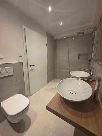 Новобудова, перше заселення – Badezimmer mit Doppelwaschtisc