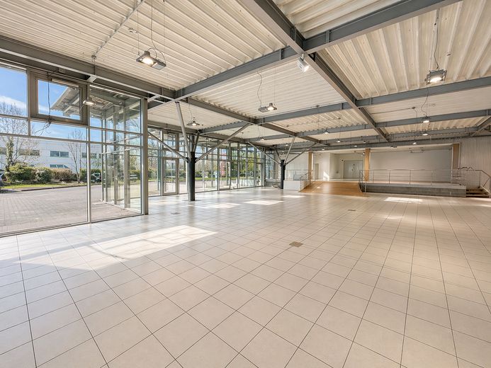 Commercio di automobili con capannone espositivo e superfici ufficio a Gelsenkirchen – Ausstellungshalle