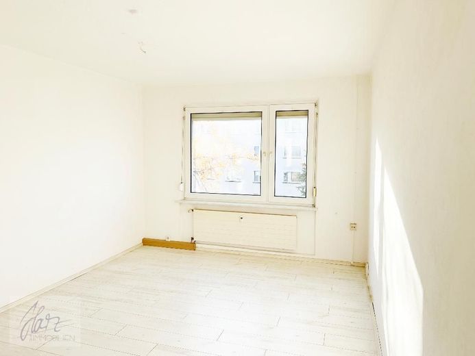 *** IHR NEUES ZUHAUSE WARTET - 3-RAUM-WOHNUNG IN ZEITHAIN MIT RENOVIERUNGSVORTEIL ZUR MIETE! *** – Wohnzimmer