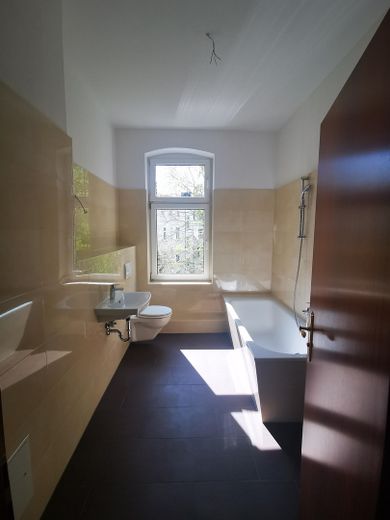 Sehr schöne helle 4-Zimmer-Wohnung unweit des Schellheimer Platzes – Bad mit Badewanne