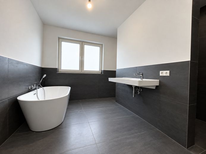 Moderne twee-onder-een-kapwoning met tuin en garage in Bad Münstereifel – Badezimmer