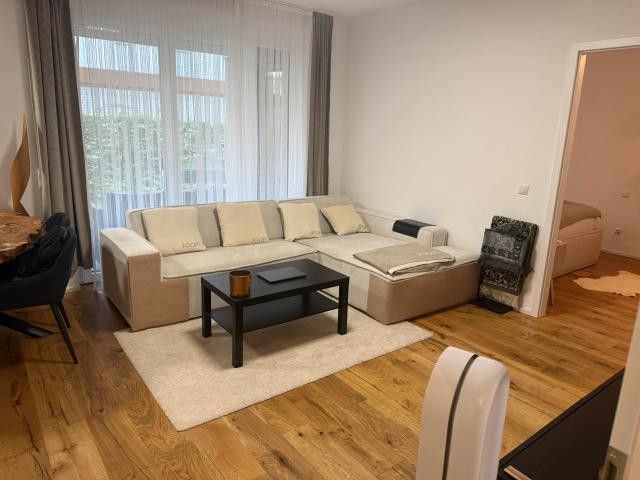 Elegante appartamento con giardino di 2 locali: design moderno e posizione privilegiata nell’Ackermann Park – Foto 1