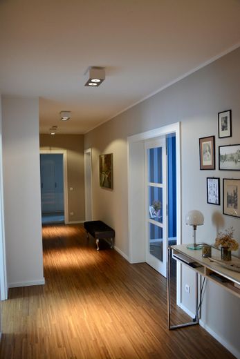 Urbanes Wohnglück in der KTV – Stilvolle 4 Zimmer mit Premium-Ausstattung, mit eigener Wallbox – Flur_01