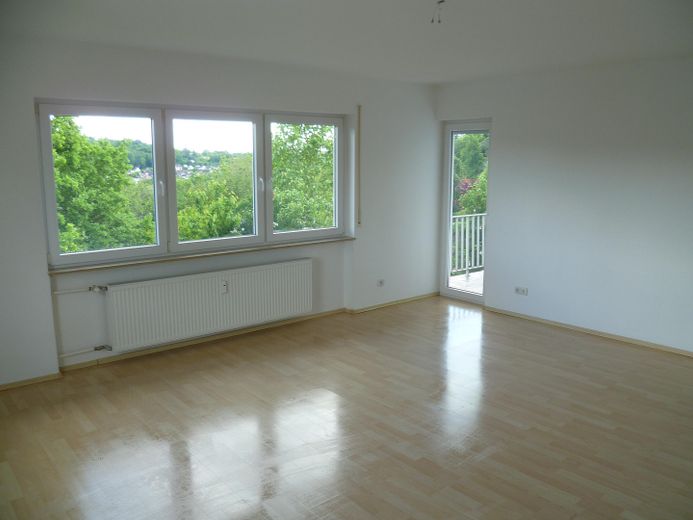 Wohnzimmer mit Balkon