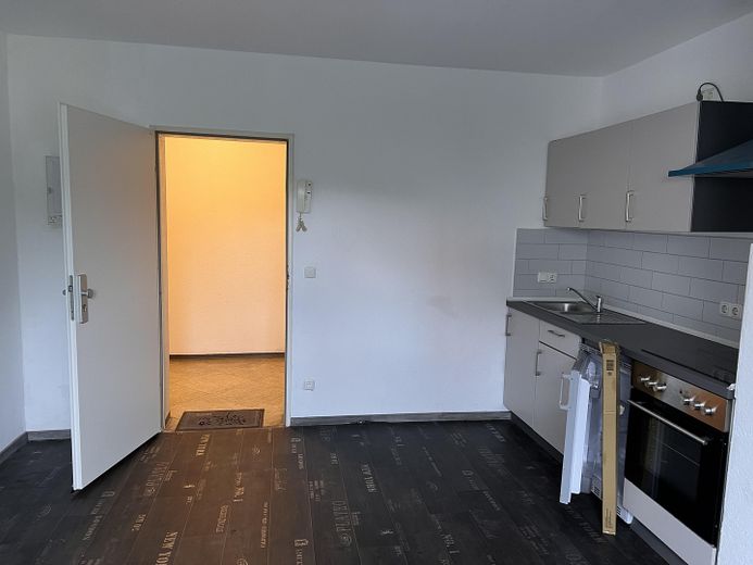 1-Zimmer-Wohnung in Springe (App 11b) – Blick zum Flur mit Küchenzeile