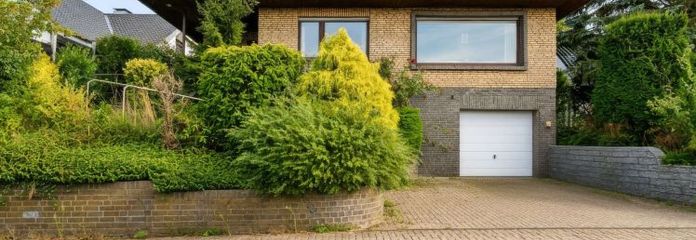 Freistehendes Einfamilienhaus mit Garage auf dem Eltenberg