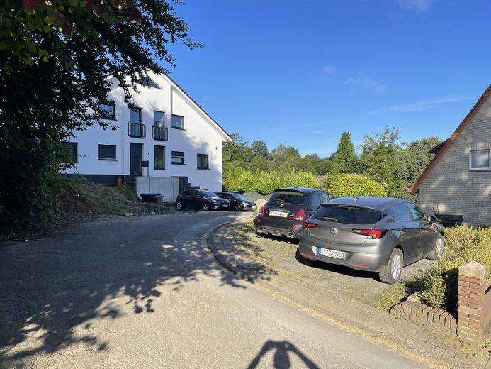 Exklusives, großes und dennoch zentrales Grundstück (für EFH, Doppelhaus oder MFH) (provisionsfrei) – Blick Straße hoch, Nachbarn