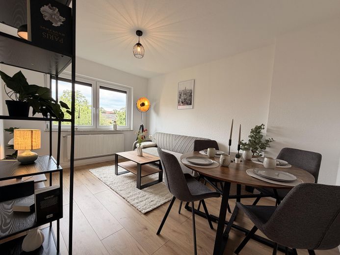 Sofort bezugsbereit: 2-Zimmerwohnung in modernisiertem Topzustand – Wohnzimmer