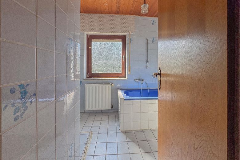 REIHENHAUS – DOPPELGARAGE – TERRASSE – GARTEN – RENOVIERUNGSBEDÜRFTIG – Badezimmer - 1. OG 