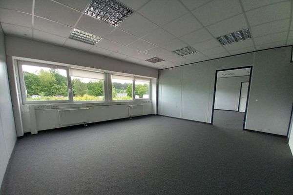 H-58201 - Small? Large! Larger! Flexible office spaces with parking spaces