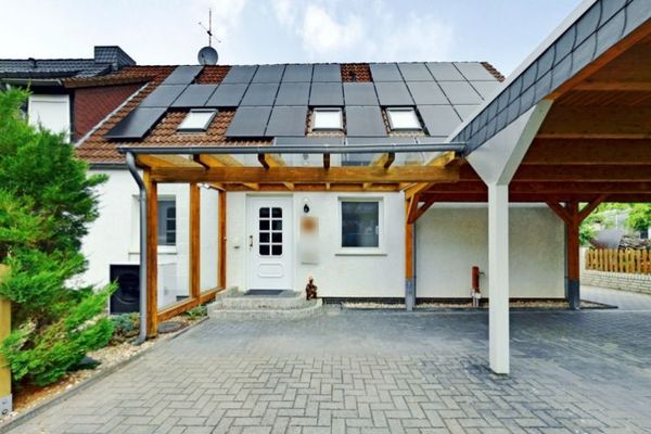 „Spazio per tutta la famiglia – 232 m² di superficie abitabile, opzione unità indipendente, moderna tecnologia energetica“.