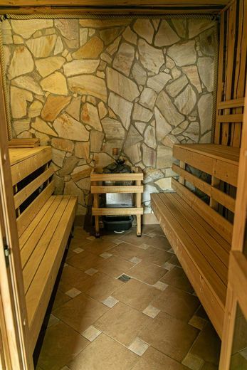 Landhaus Generationenhof mit bis zu 10 ha Land und Bachlauf – Wellness Sauna