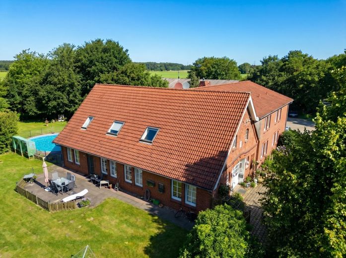 Resthof in echter Alleinlage: Modernisiert | 29.000 m² | 
Einliegerwohnung | Pferdehaltung | Pool – Terrasse mit Pool Süd West Ausrichtung
