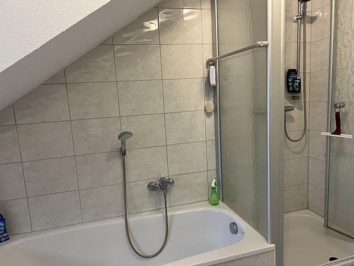Helle 2-Zimmer Dachgeschosswohnung in Großenseebach mit großem Balkon - BITTE KEINE MAKLERANFRAGEN – Bad