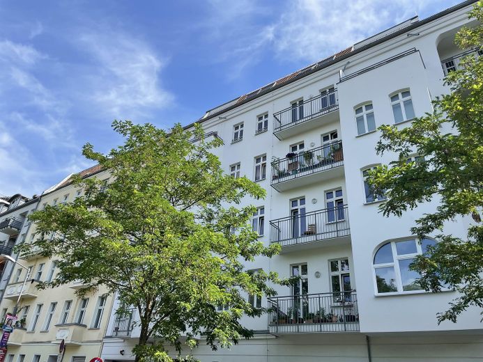 Friedrichshain'da balkonlu ve tasarım dokunuşlarına sahip yenilenmiş eski yapı dairesi – Außenansicht