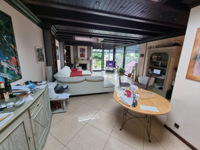 Modernisiertes Maisonette-Reihenhaus mit PV-Anlage, Marmorbad & Sommergarten – Blick in den Wohnraum