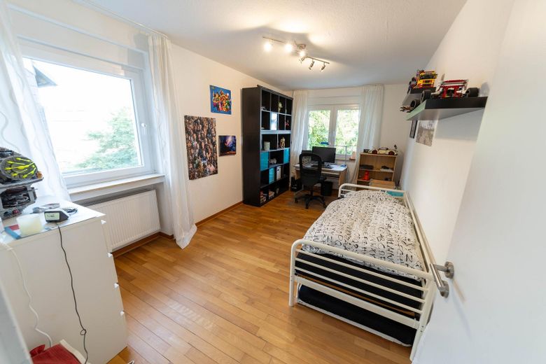 Im Grünen leben - mitten im Zentrum (maklerfrei)  - inkl. 85qm Einliegerwohnung – Kinderzimmer OG